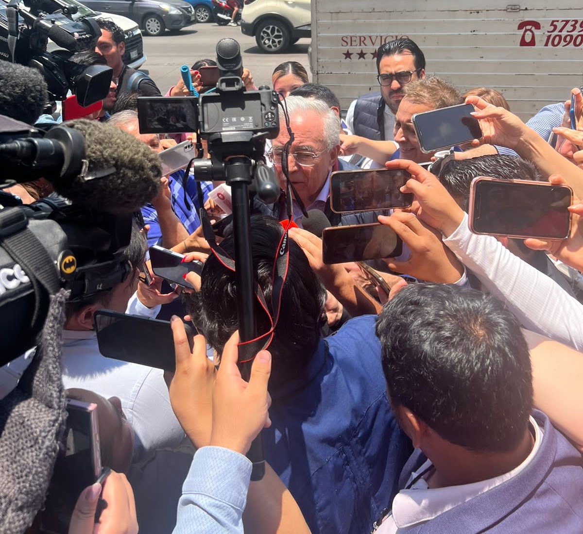 Llega Rocha a la reunión de la 4T para definir el método de los candidatos para la presidencia