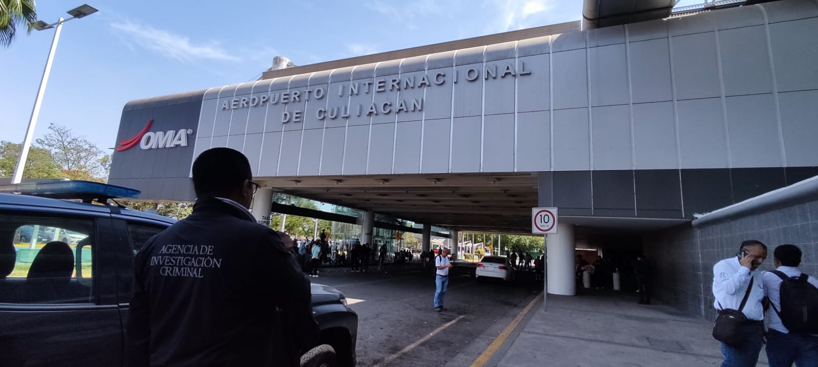 Llega personal de la FGR al Aeropuerto de Culiacán a levantar evidencias del bloqueo de agricultores