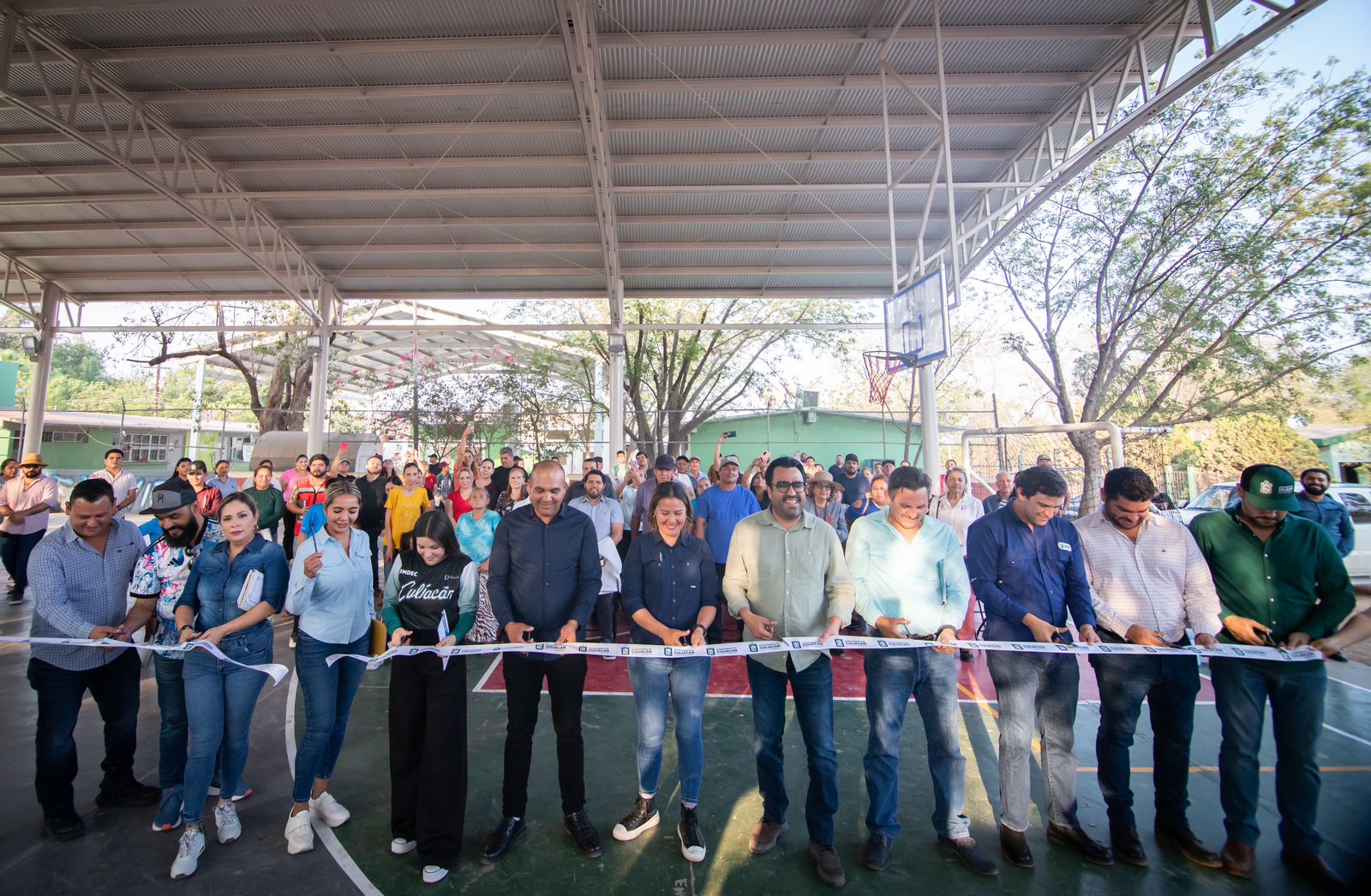 Lleva alcalde Juan de Dios Gámez obras de calidad a Sanalona; entrega techumbre y anuncia pavimentación
