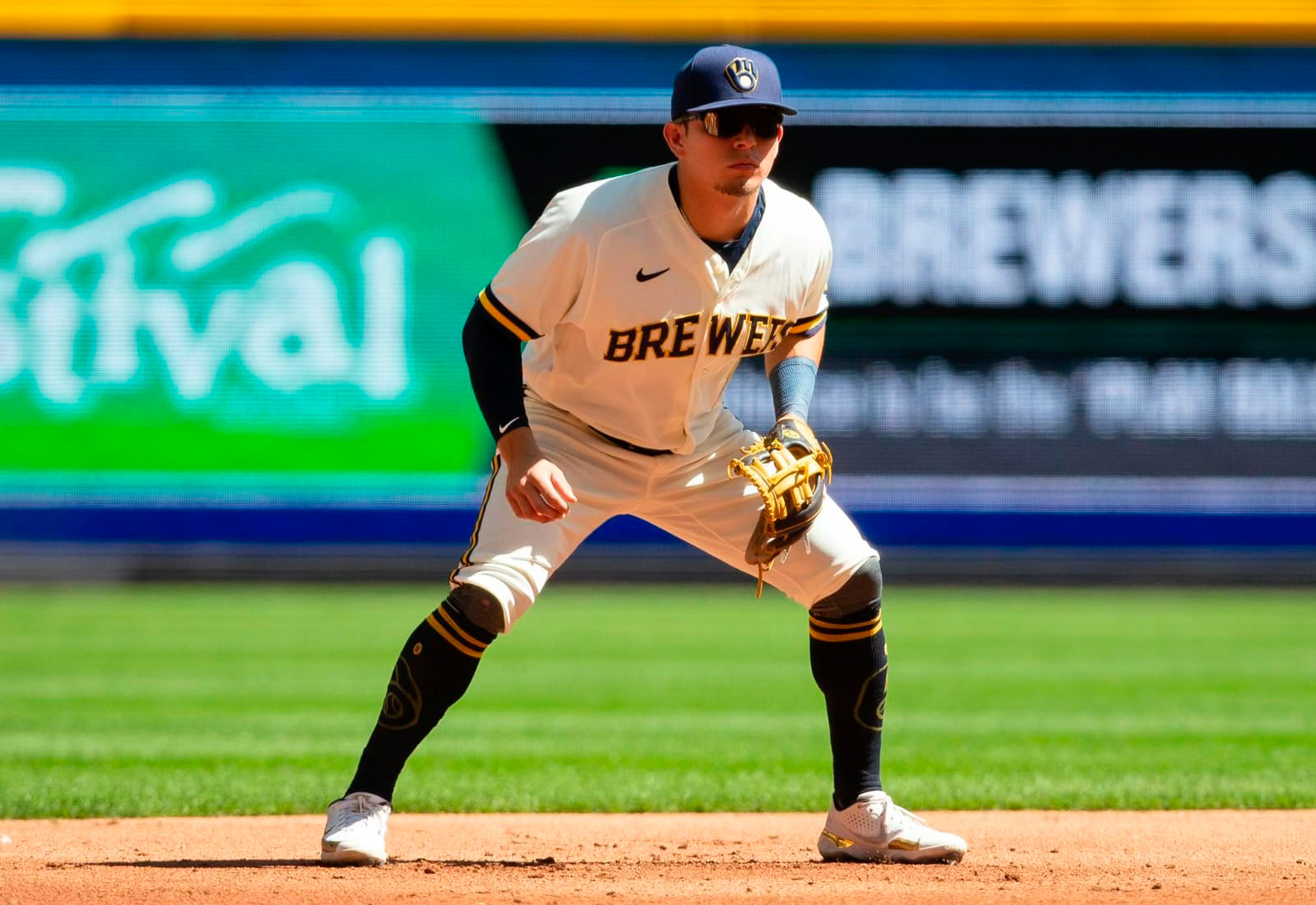 El mexicano Luis Urías es activado de la lista de lesionados por los Cerveceros de Milwaukee