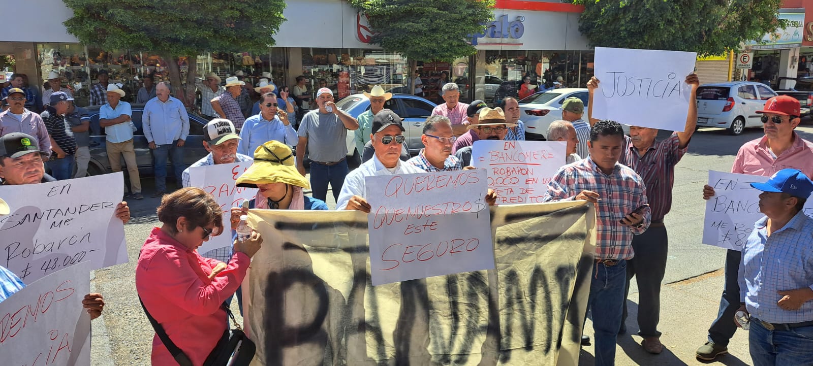 ¡Cumplieron el anuncio! Productores y ciudadanos se manifiestan frente a banco en Guasave