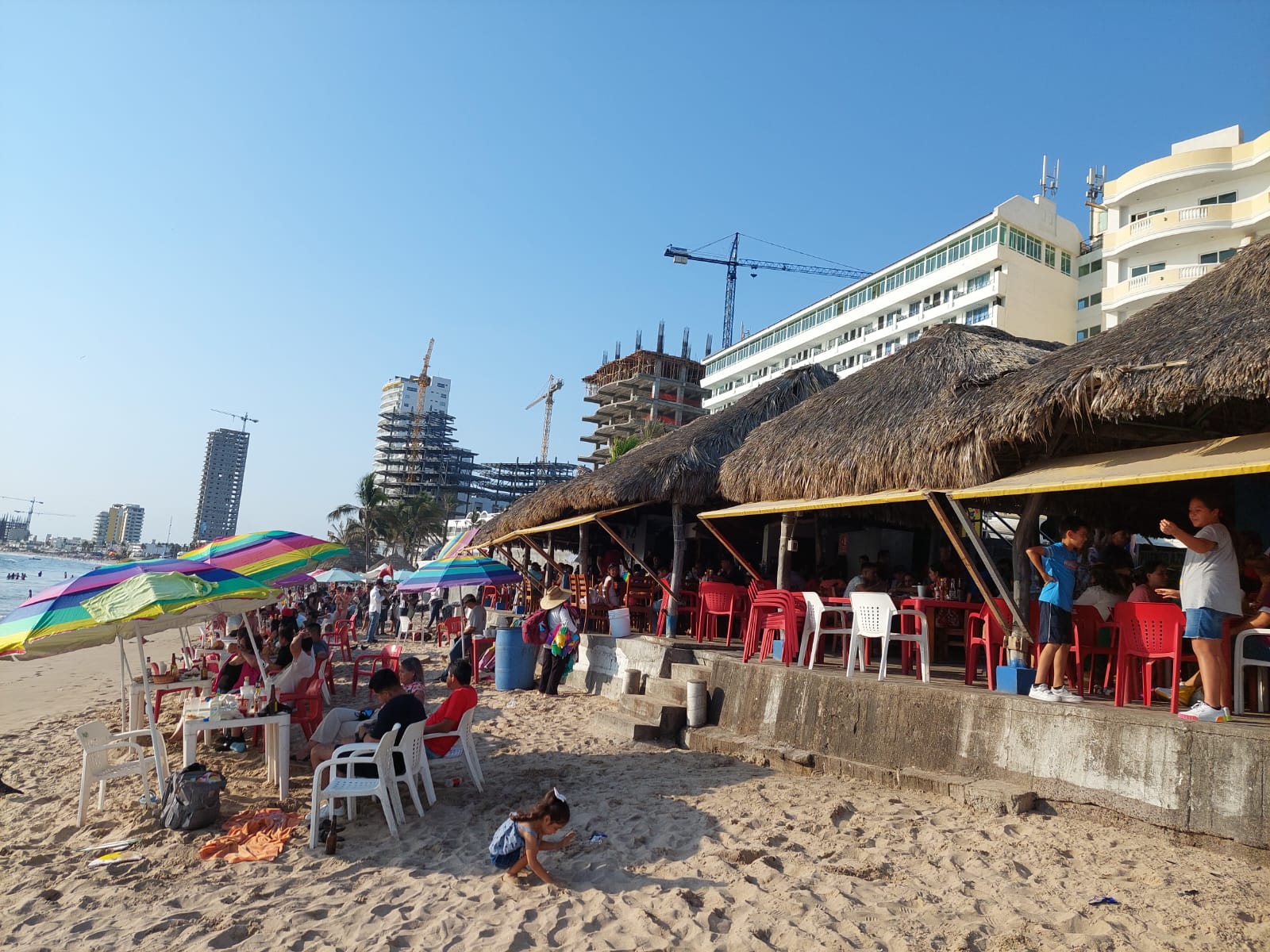 Mazatlecos abarrotan las playas y marisquerías para celebrar a los papás en el Día del Padre