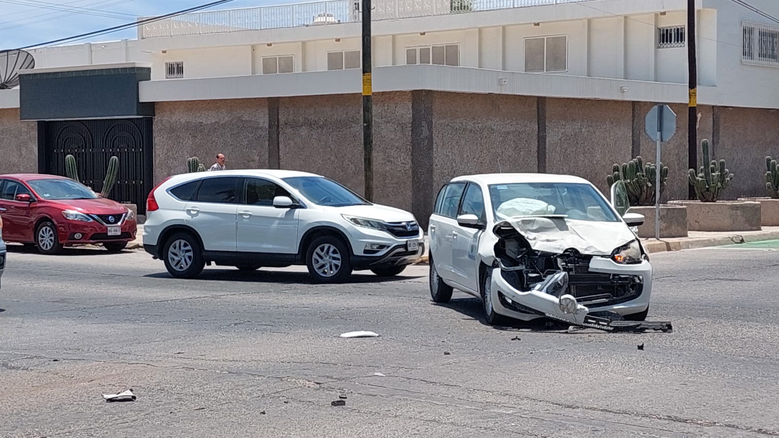 Mujer choca contra un urbano en el sector centro de Los Mochis