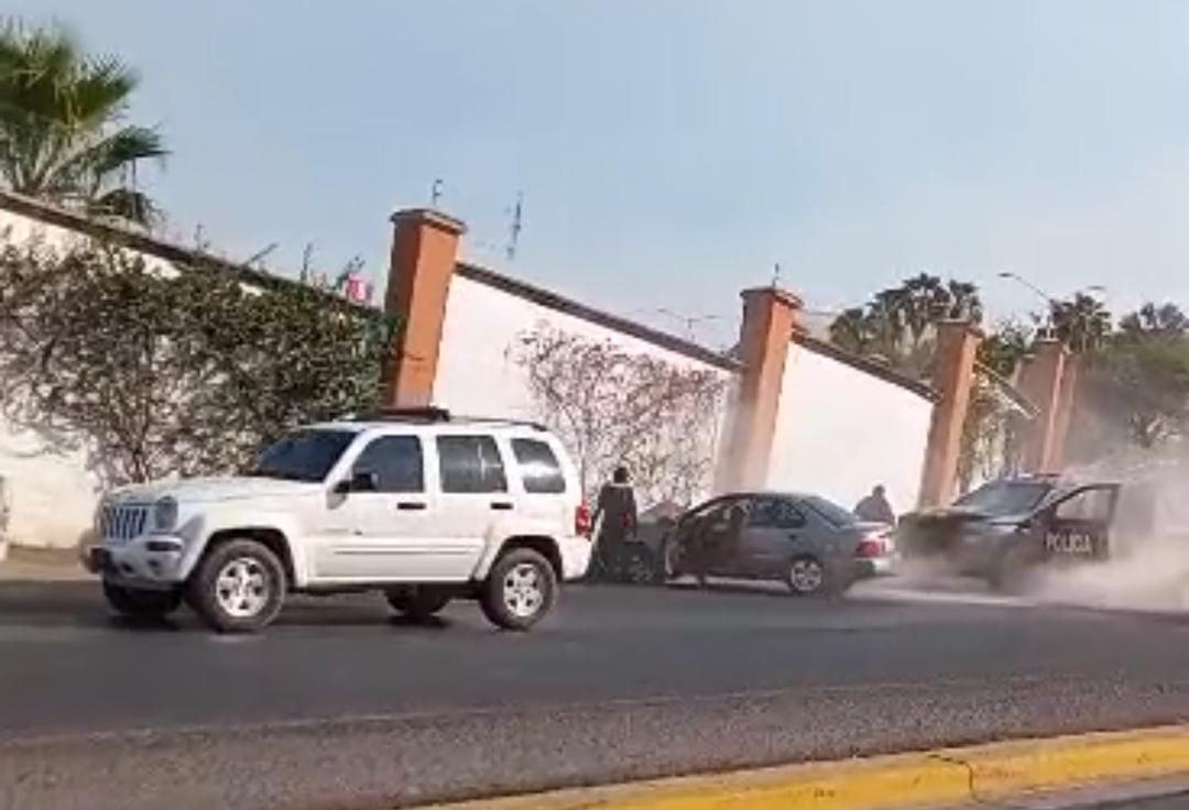 Mujer pierde el control de su automóvil y choca contra rieles de acero ...