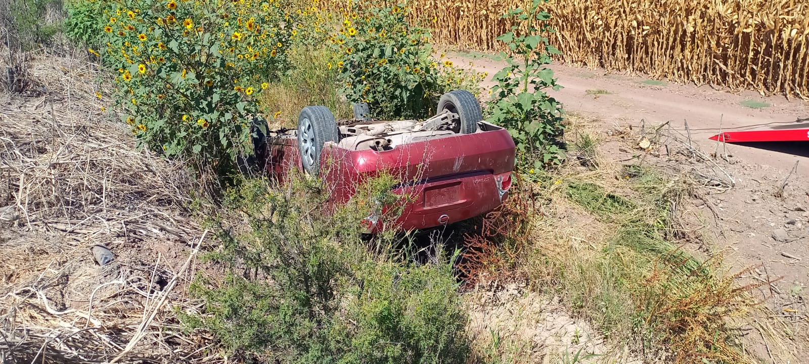 Mujer queda volcada y es rescatada por tránsitos del municipio de Ahome
