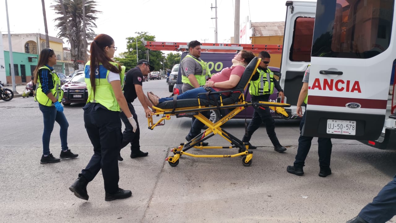 Mujer resulta con lesiones de gravedad en aparatoso choque en el sector Centro de Los Mochis