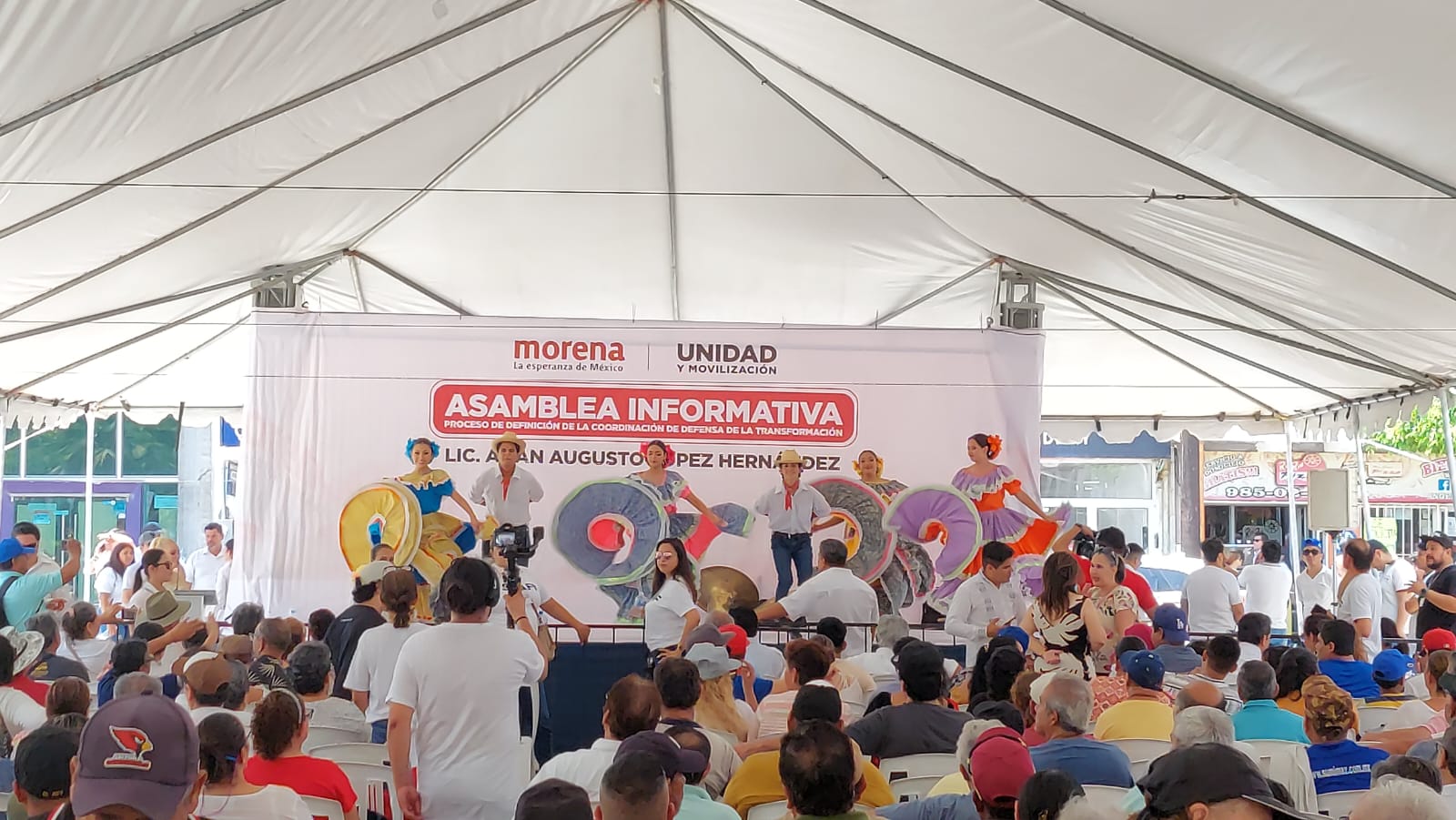Ni el calor de Mazatlán detuvo a simpatizantes de Adán Augusto que bailaron al ritmo de la banda