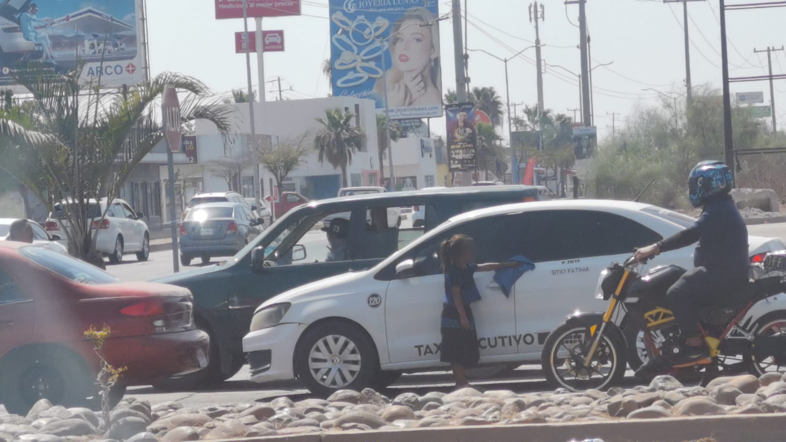 Niños indígenas soportan altas temperaturas, trabajan por varias horas en los cruceros principales de Los Mochis