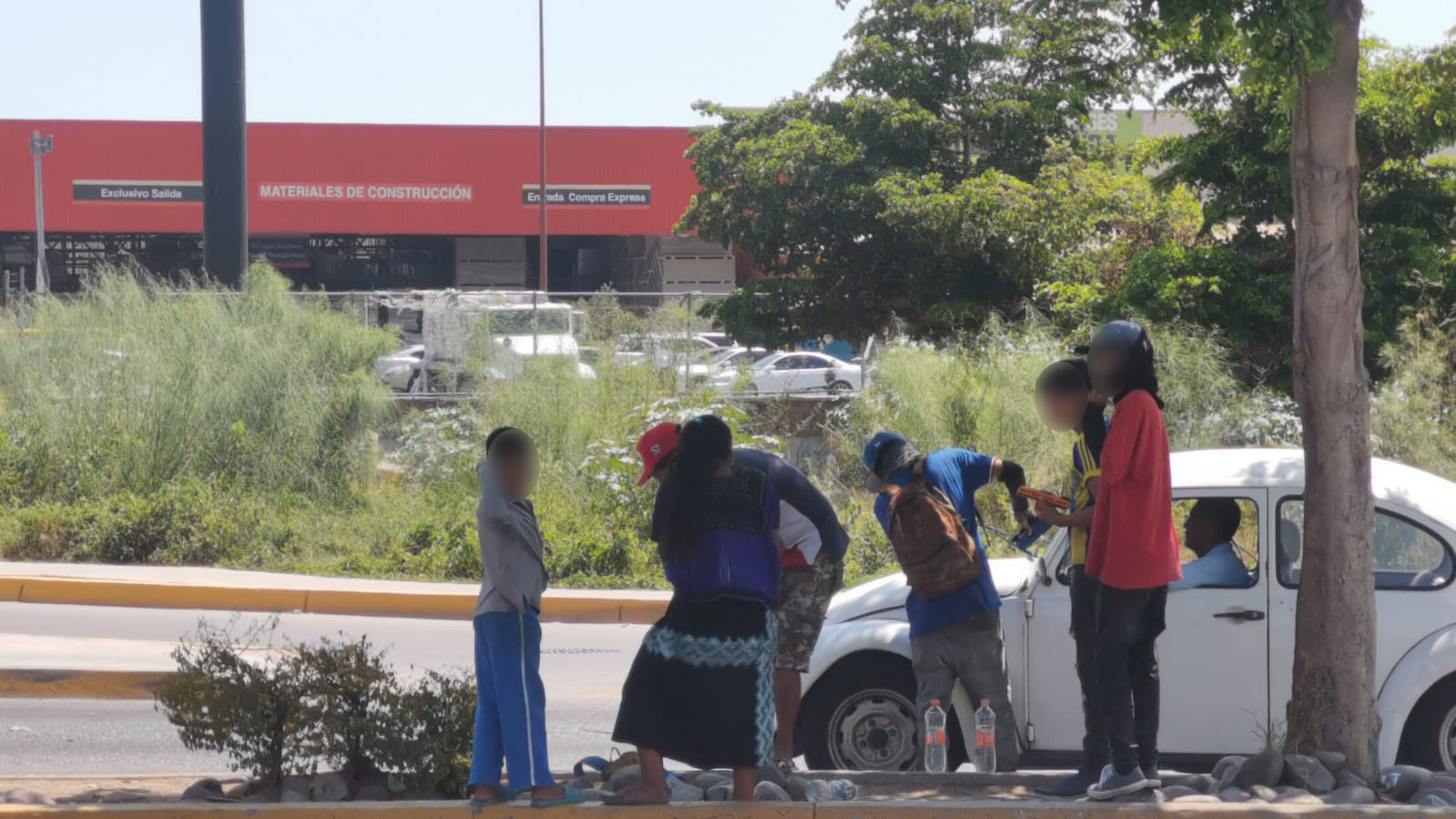 Hidrata salud municipal en Ahome con suero vida oral, a migrantes y niños limpiavidrios en la calle