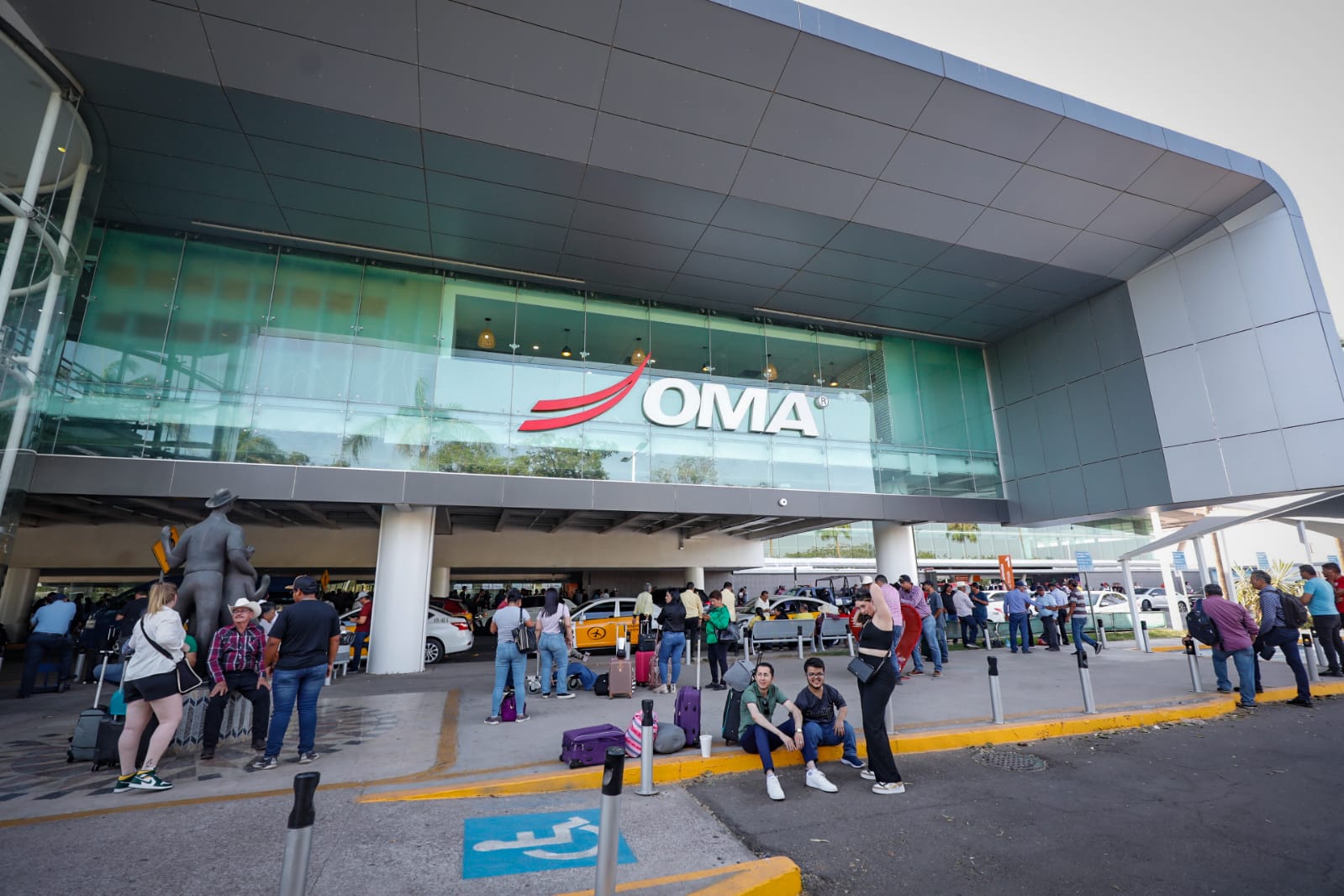 ‘No nos vamos a mover’: productores; sigue cerrado hasta nuevo aviso el Aeropuerto de Culiacán