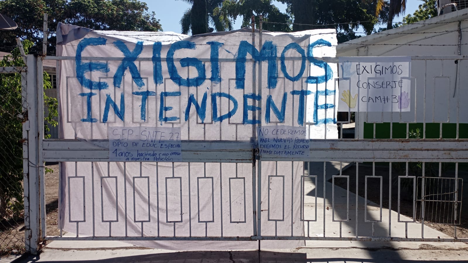Padres de familia del CAM No.3, en Guasave, toman la escuela; no tienen intendente