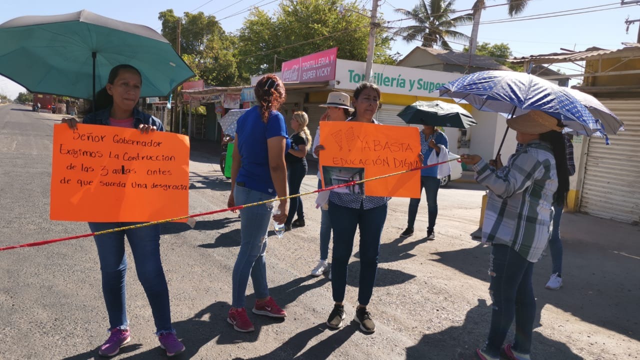 Padres de familia toman la carretera Mochis-El Fuerte; exigen les arreglen las aulas donde estudian sus hijos