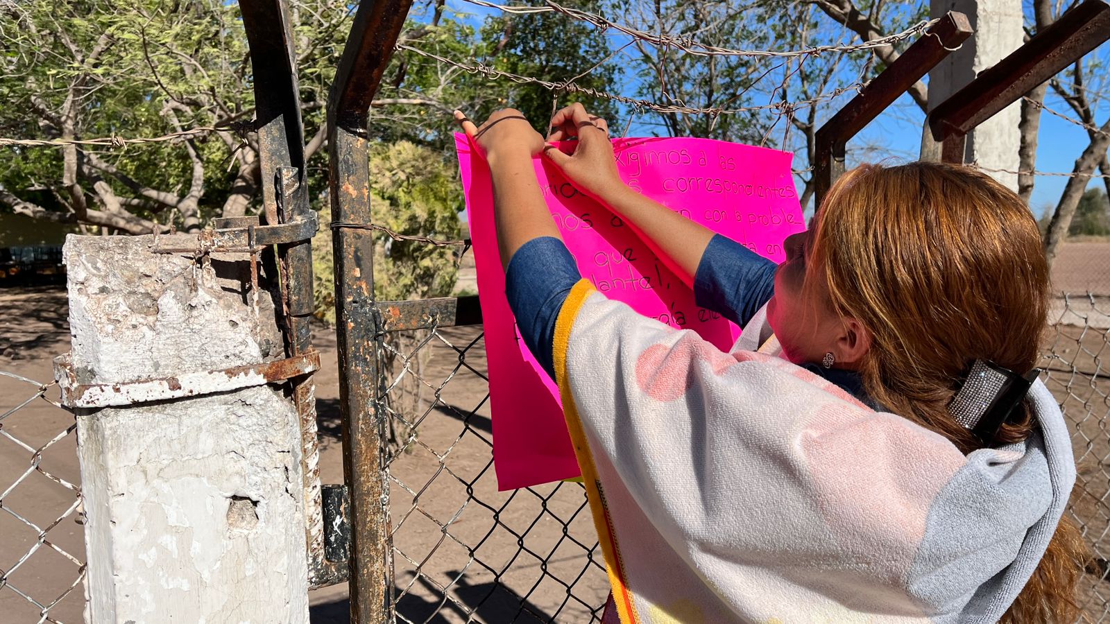 Padres de familia toman secundaria Niños Héroes de  Mochicahui; exigen subestación y cableado eléctrico nuevo