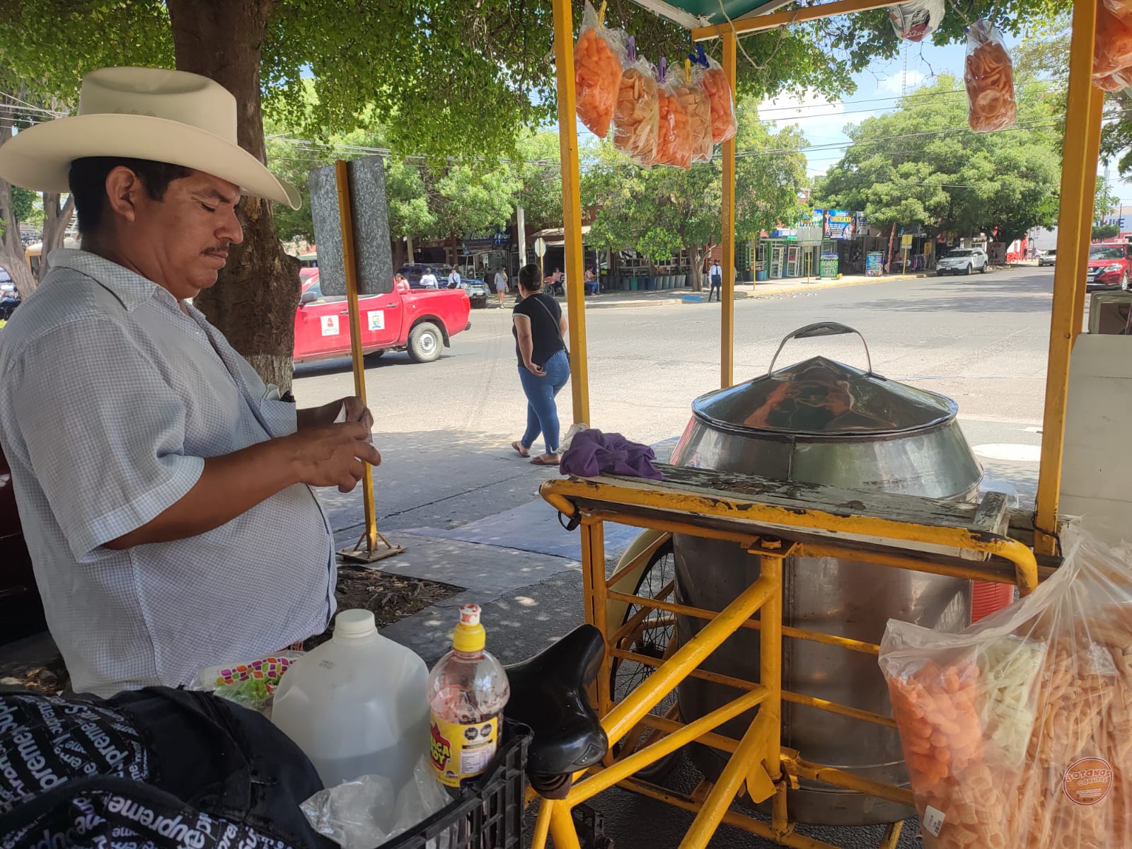 Pega el calor en Los Mochis, pero sin tanta demanda del consumo de agua; vendedores ofrecen alternativa para hidratarse