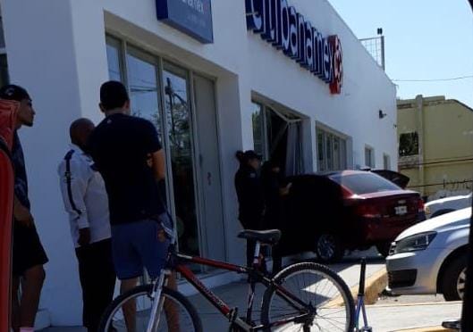 Pierde el control y se va con todo y automóvil adentro de un banco en Mazatlán