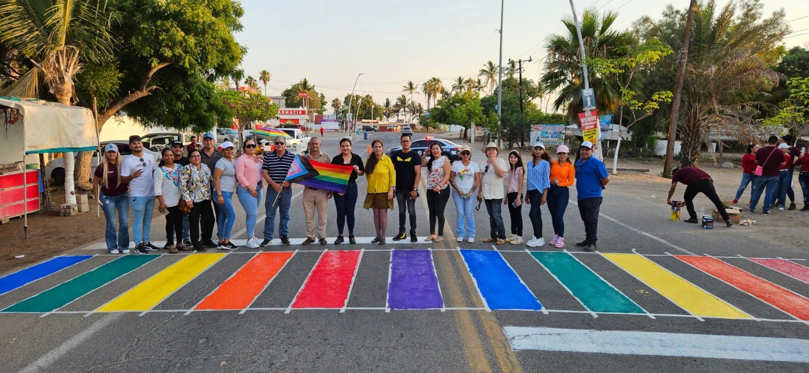 Pintan en Navolato cruces peatonales con la bandera LGBTQ+