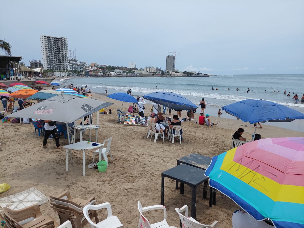 Ni el fuerte oleaje ni cierre de accesos por “Beatriz” detiene a turistas para disfrutar playas de Mazatlán