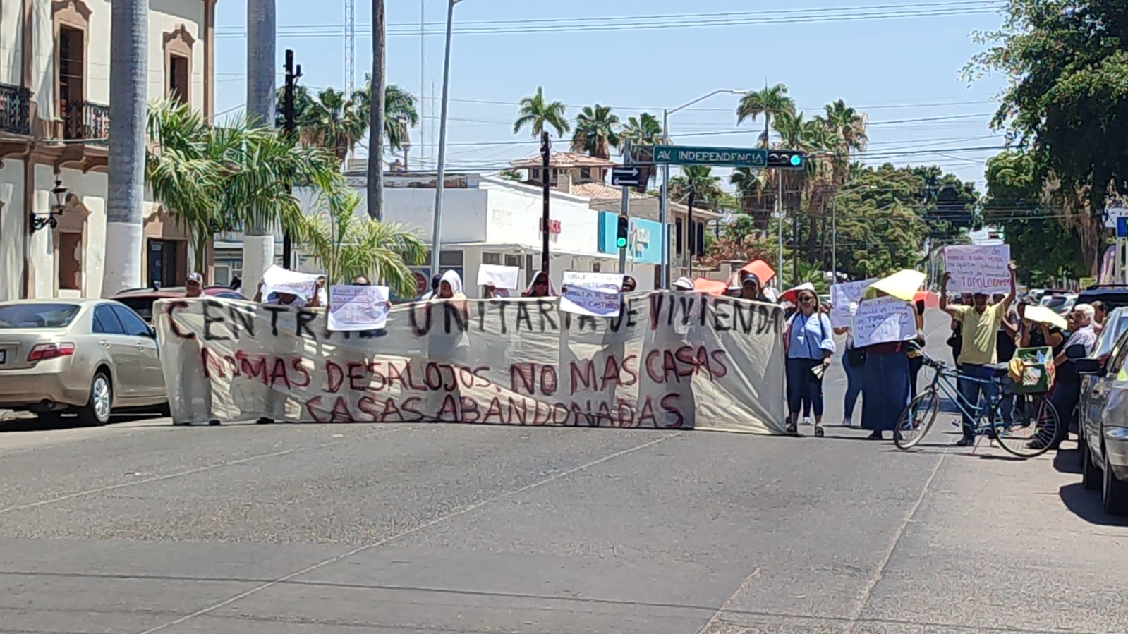 Precaristas bloquean avenida céntrica de Los Mochis; exigen a CVIVE solución de viviendas para las familias