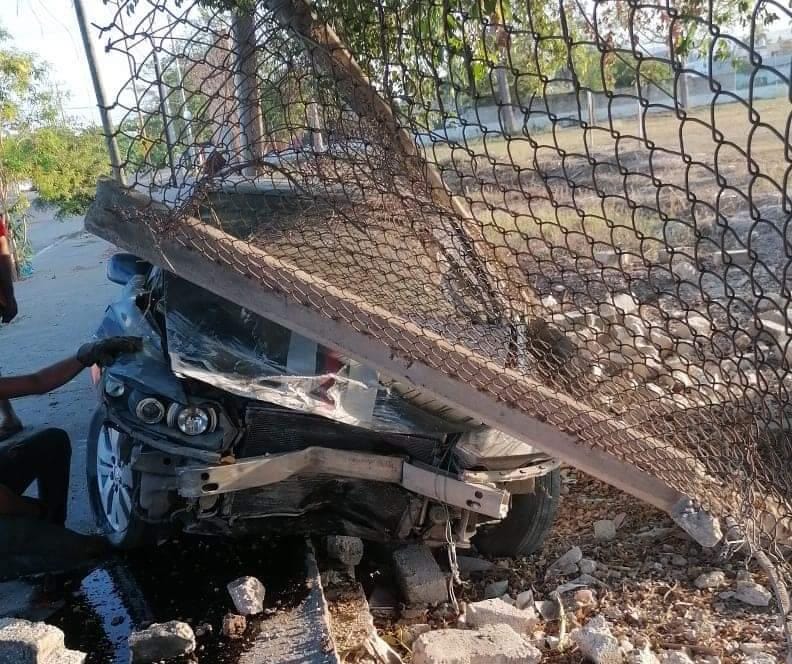 Por ir alcoholizados, presuntos elementos de la Guardia Nacional chocan contra barda, en Escuinapa