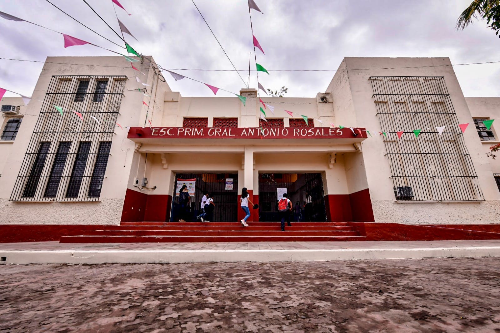 La histórica primaria Antonio Rosales, de Mazatlán, pide mantenimiento en el Lunes Cívico