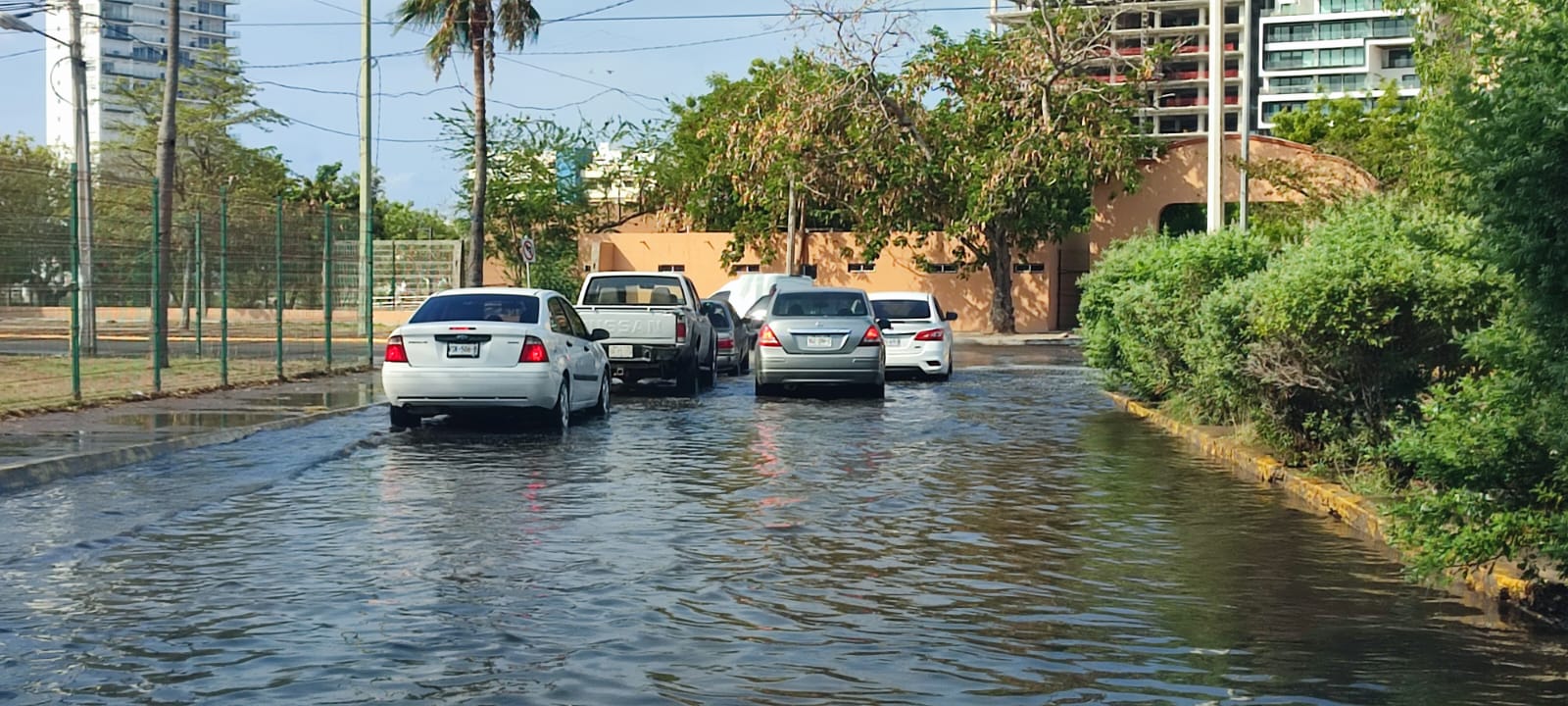 Desprevenidos toma a mazatlecos llovizna que encharca algunas zonas de la ciudad