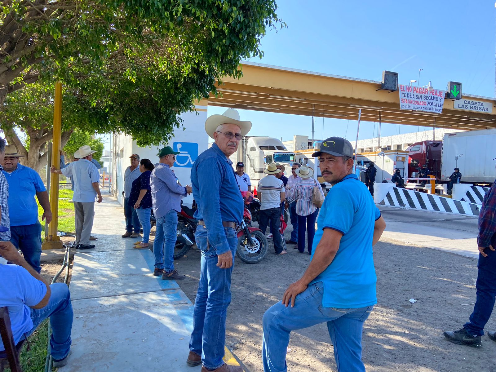 Productores de Angostura toman la caseta de Alhuey por unos minutos y desisten; aseguran que la manifestación es pacífica