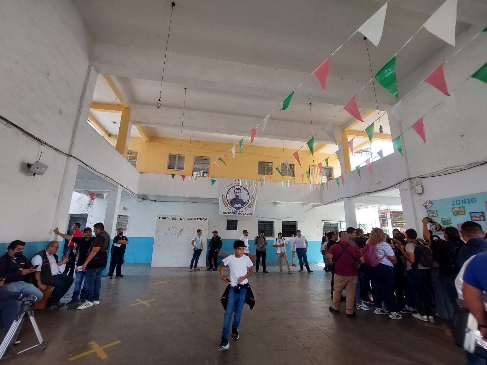 Propone alcalde de Mazatlán chat entre veladores y policías para disminuir robos a escuelas