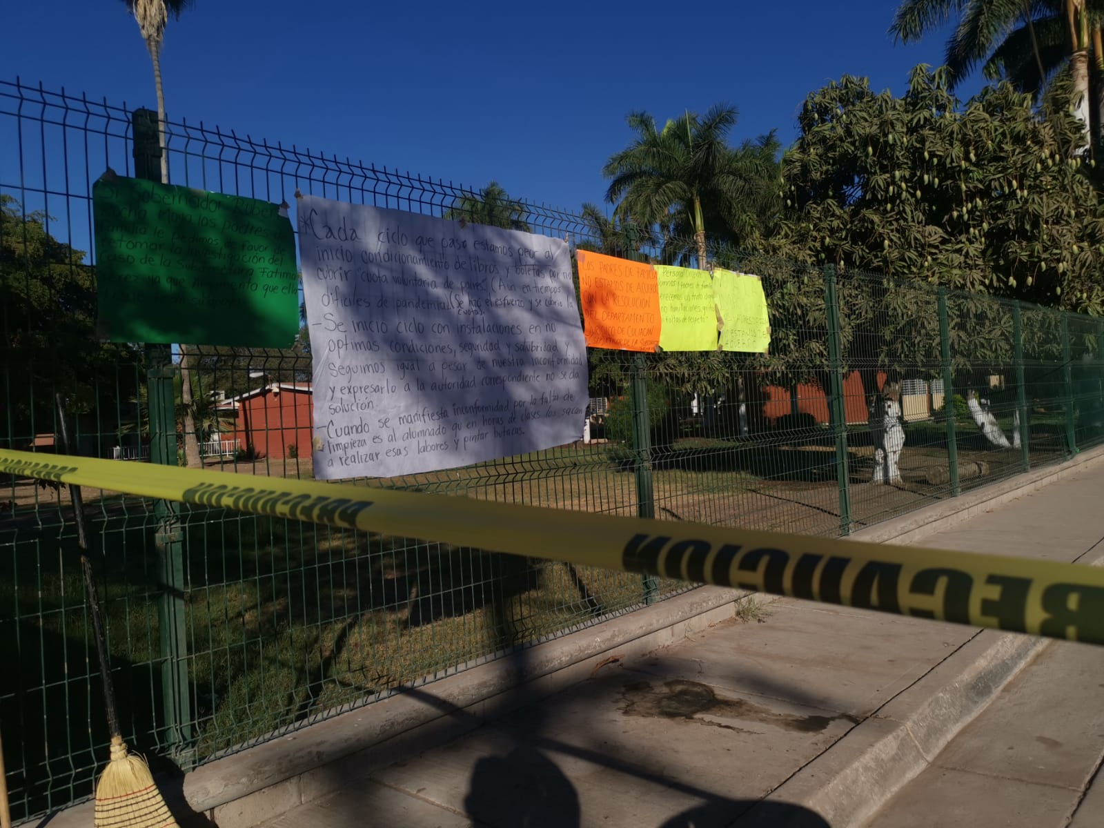 Radicalizan acciones padres de familia de la ETI 16 de Los Mochis; toman plantel y exigen dictamen de auditoría
