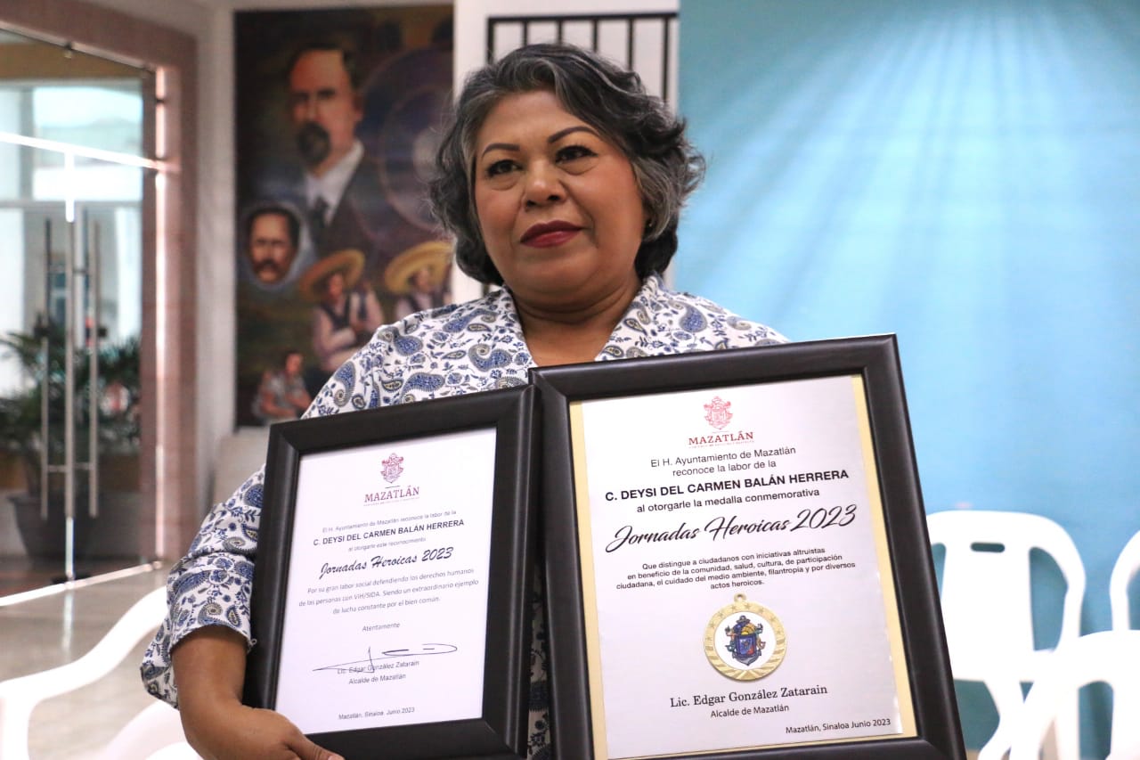 Recibe Deysi Balán Herrera medalla ‘Jornadas Heroicas’ por apoyo a personas con VIH en Mazatlán