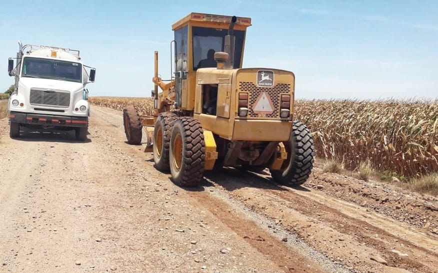 Rehabilitan caminos sacacosechas en Angostura; también atienden las áreas de las granjas acuícolas