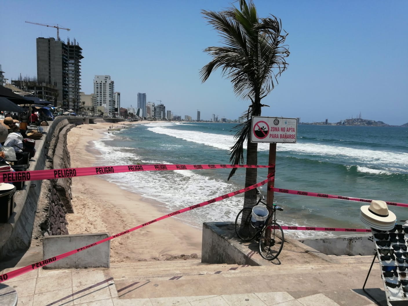 Cierran 8 playas de Mazatlán tras fuerte oleaje