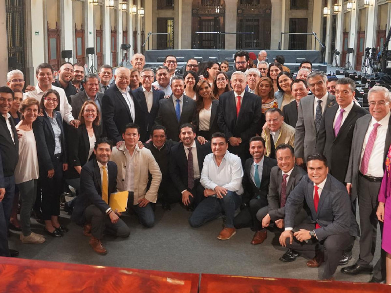 Convoca AMLO a gobernadores y representantes de la 4T e integrantes del gabinete, Rocha Moya incluido