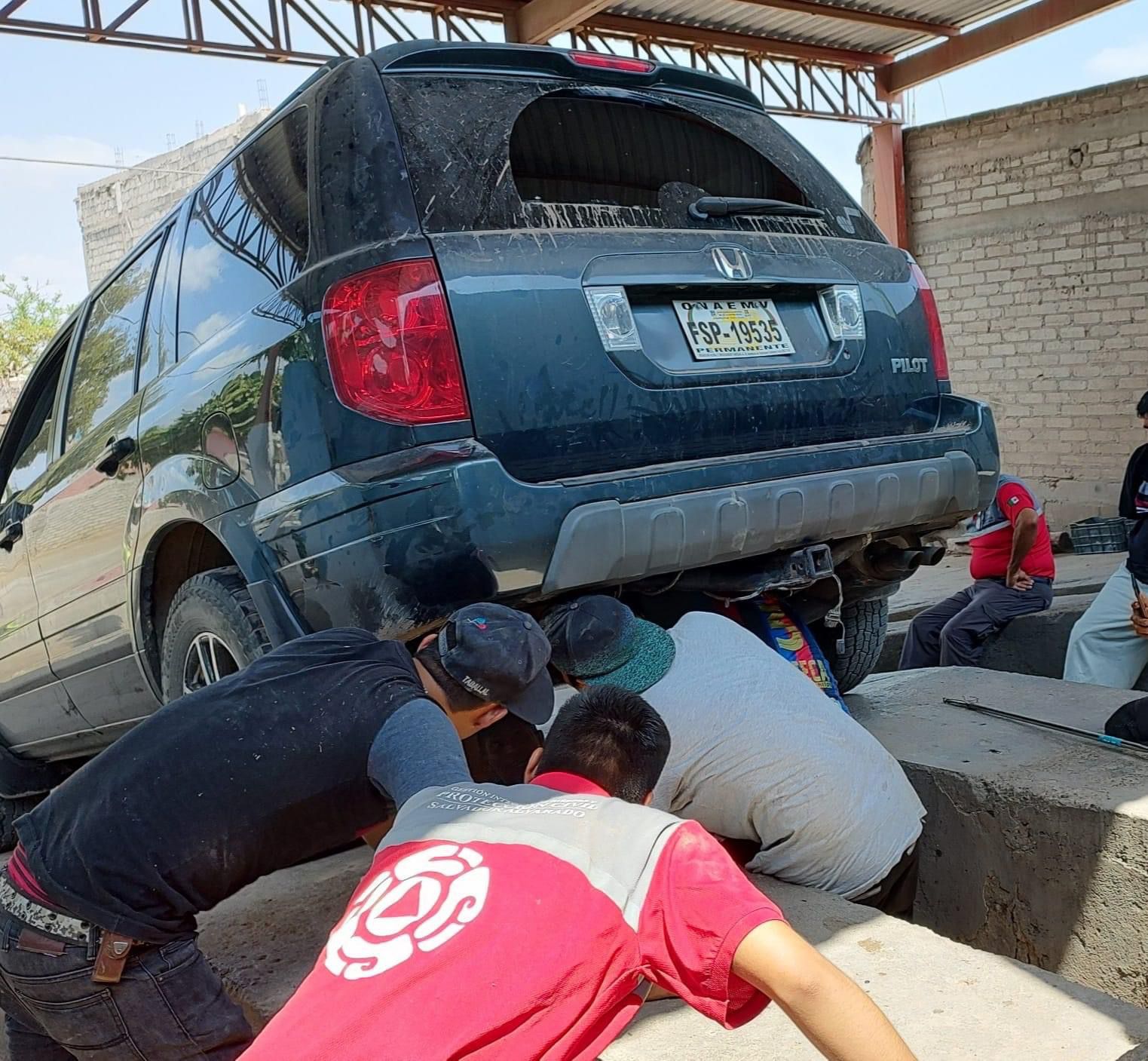 ¡Quería raite! Sacan una boa de 2.5 metros de la suspensión de una camioneta, en Guamúchil