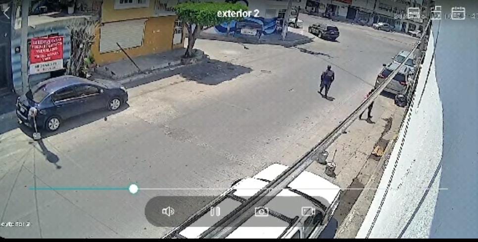 (VIDEO) Sale caminando con tranquilidad, así quedó captado el presunto asesino de Perla tras asalto en Mazatlán