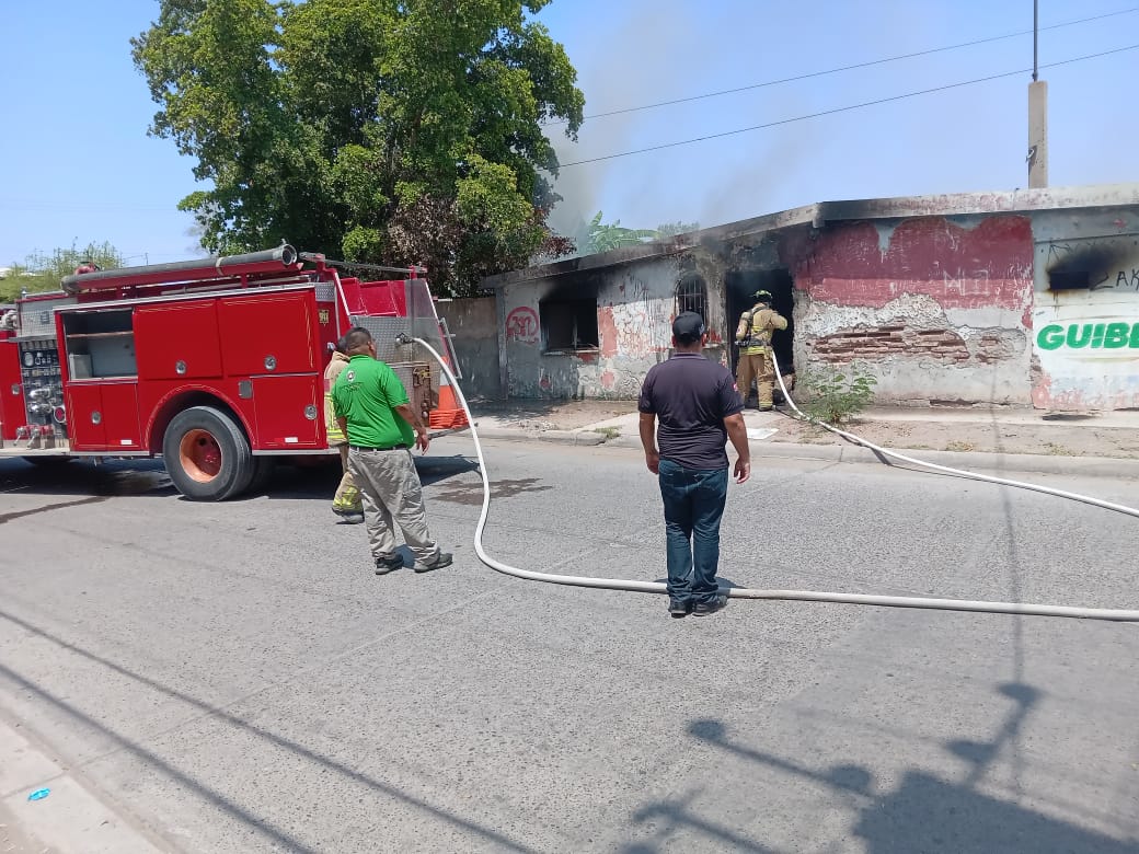 Se incendia una casa abandonada en la colonia 72, en Los Mochis
