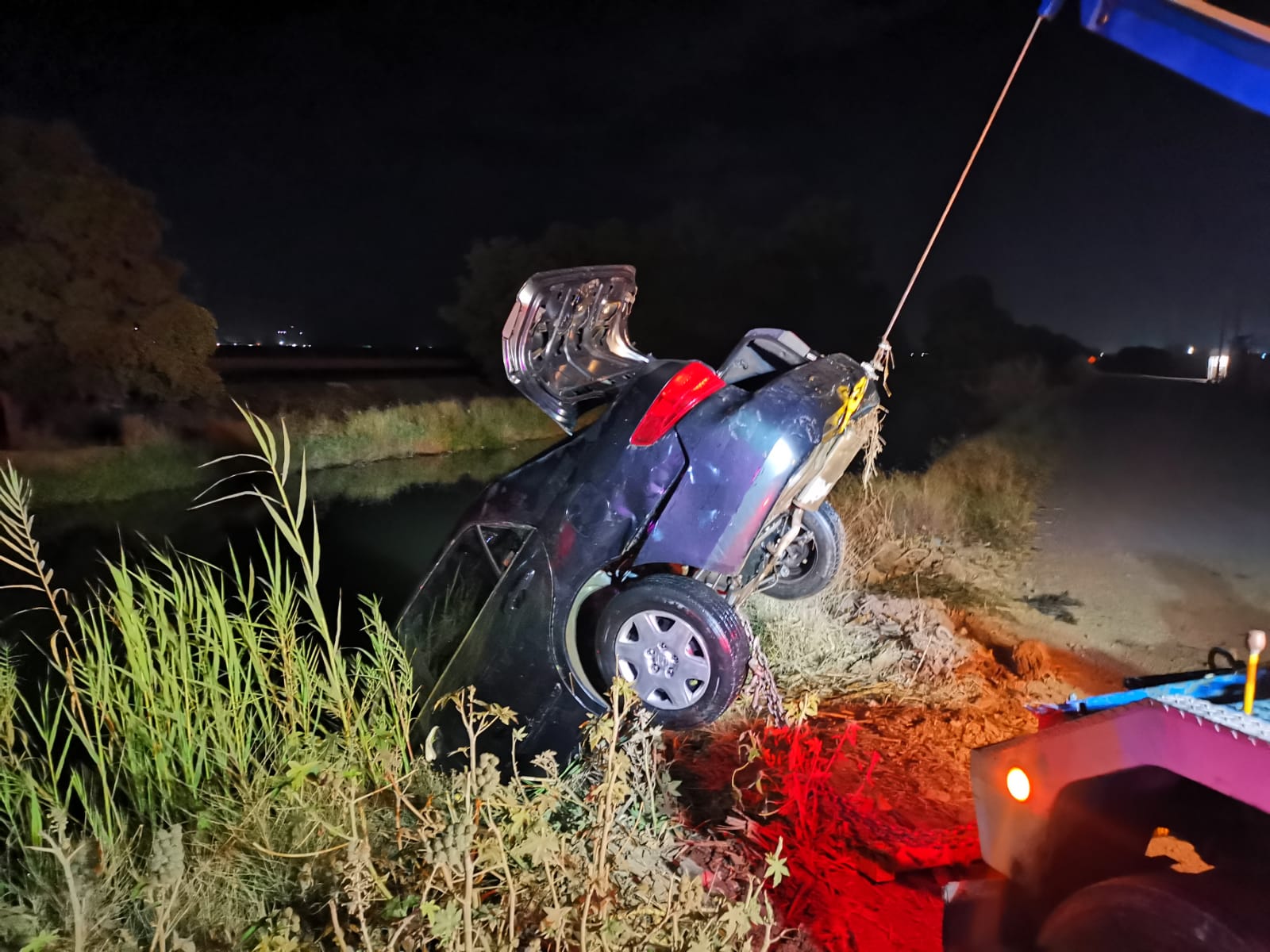 Se les atraviesa un tractocamión y terminan dentro de un canal a la salida de Los Mochis