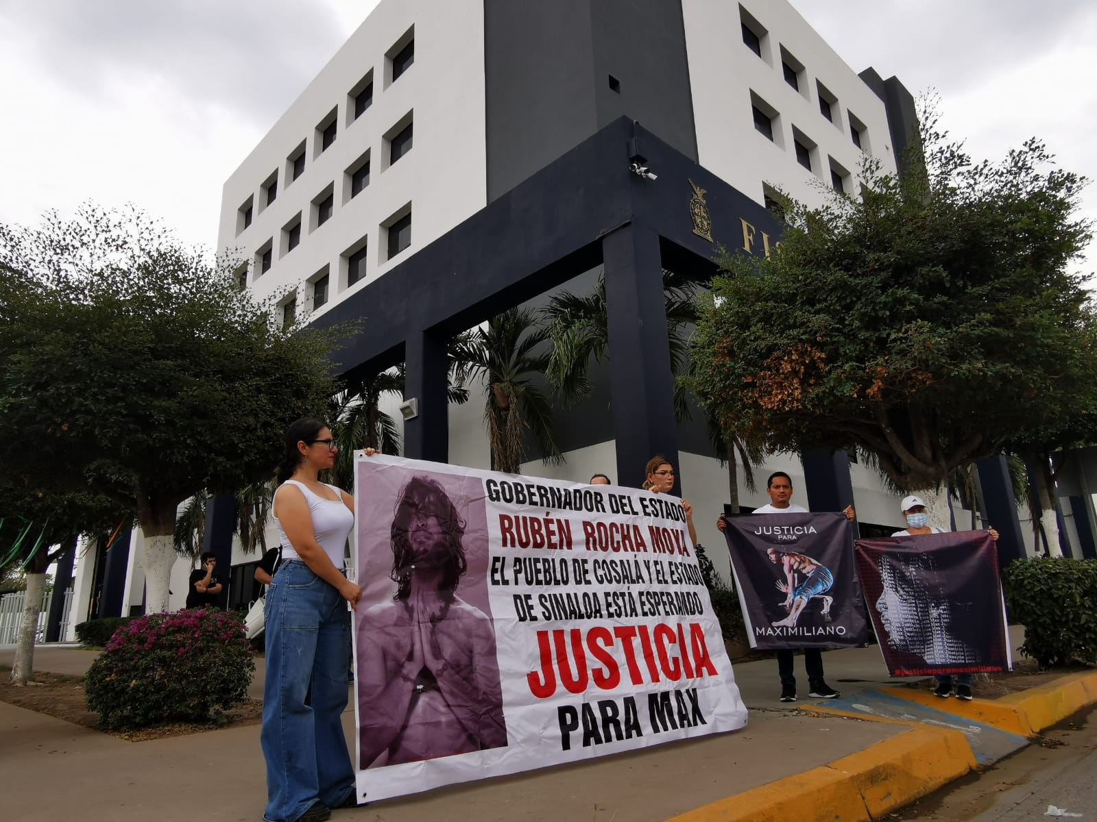 ¡Justicia para Max! Se manifiestan en Fiscalía allegados del artista cosalteco encontrado sin vida en Las Riberas