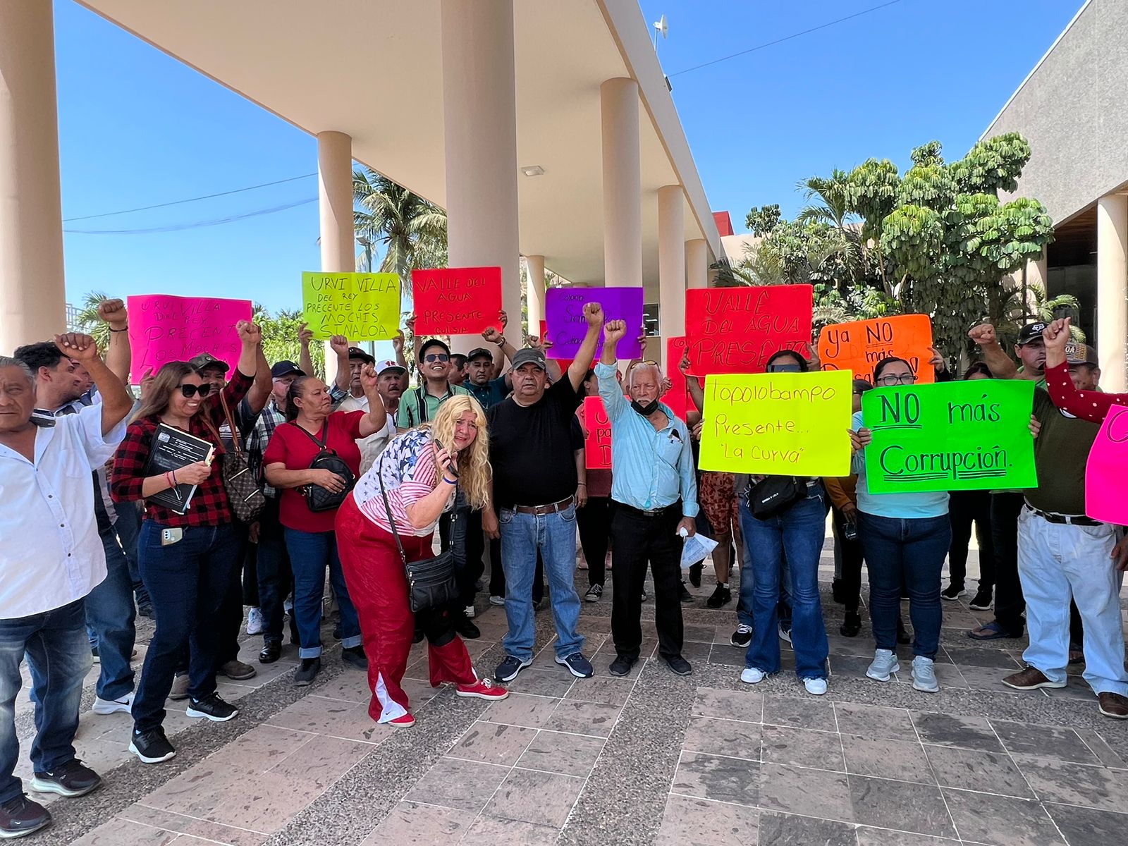 ¡Que paren los desalojos! Se manifiestan en el Congreso vecinos de Santa Rocío, Valle del Agua y otras colonias