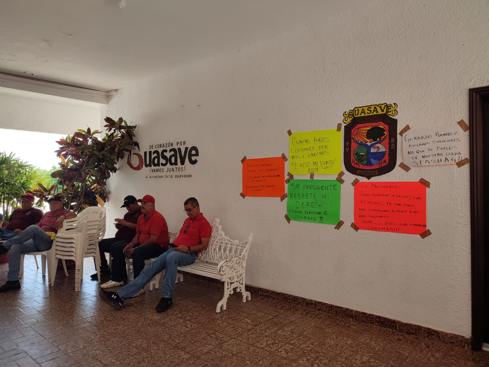 Se ‘plantan’ jubilados del Stashag en el Ayuntamiento; reclaman plazas sindicales para sus familias