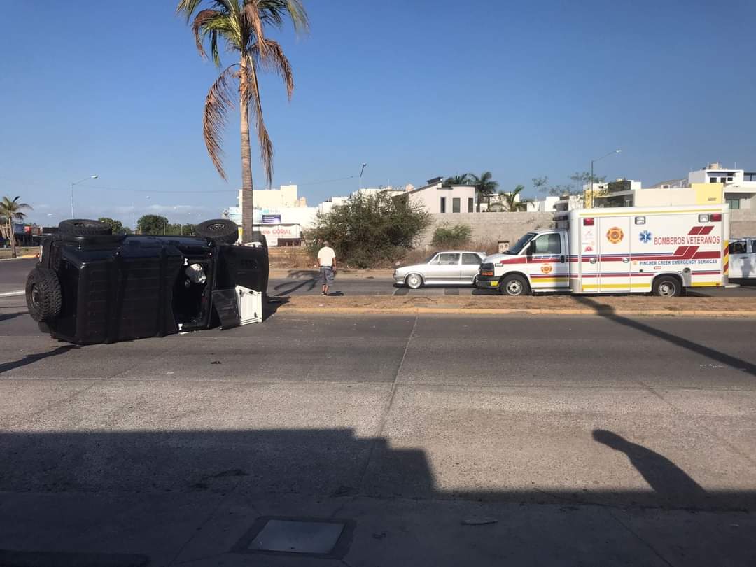 Se vuelca camioneta y derriba luminaria en Real del Valle en Mazatlán; dejan la unidad abandonada