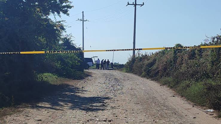Semidesnudo encuentran el cuerpo de un hombre en El Walamo en Mazatlán