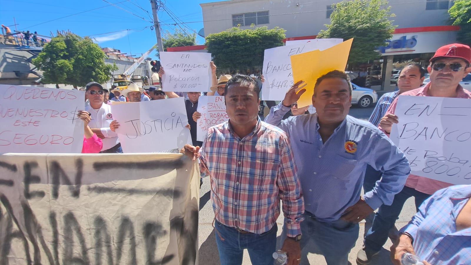 Sin respuesta, productores se retiran de sucursal bancaria tras ser atendidos por directivos