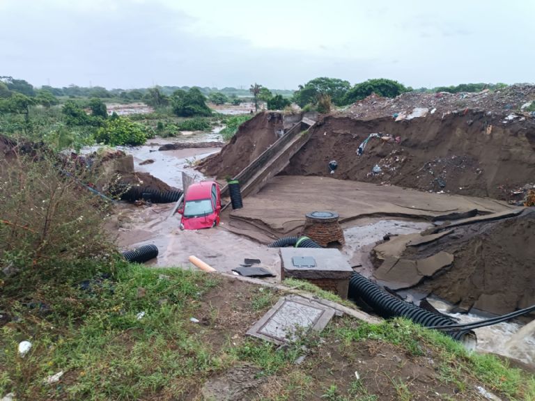 Megasocavones y deslaves en Veracruz, se ‘comen’ y arrastran vehículos