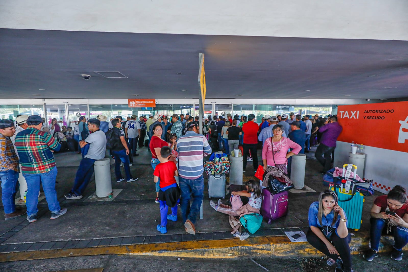 Sufren insolación cuatro personas varadas por bloqueo del Aeropuerto de Culiacán; SSPE pide a productores liberar