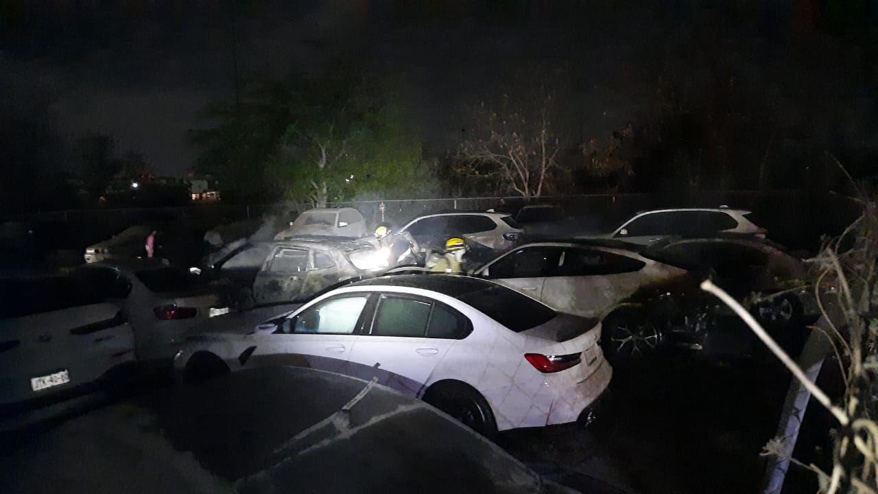 Alerta alcalde Juan de Dios Gámez sobre posible piromaniaco como responsable de incendio en agencia de vehículos