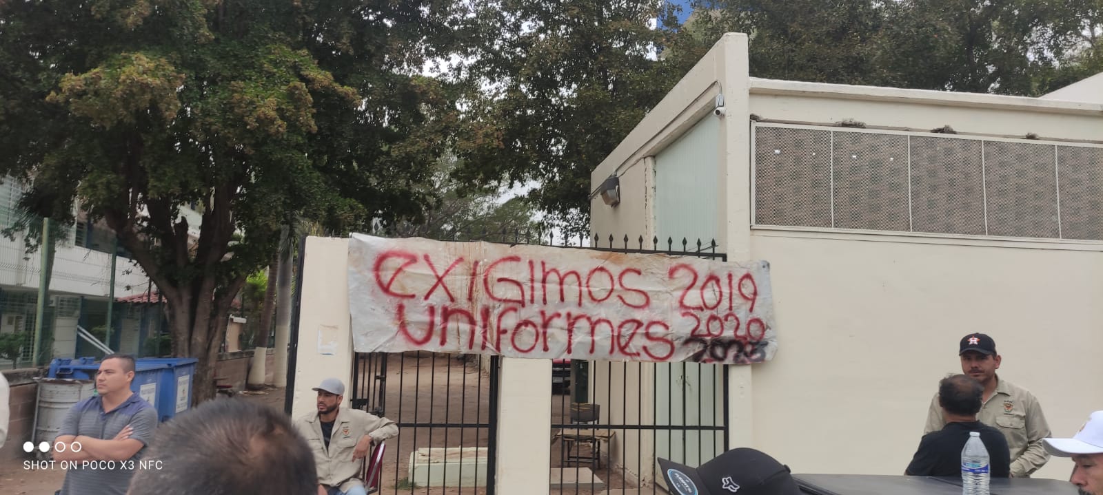Trabajadores de mantenimiento de la UAS se manifiestan para exigir el pago de sus uniformes