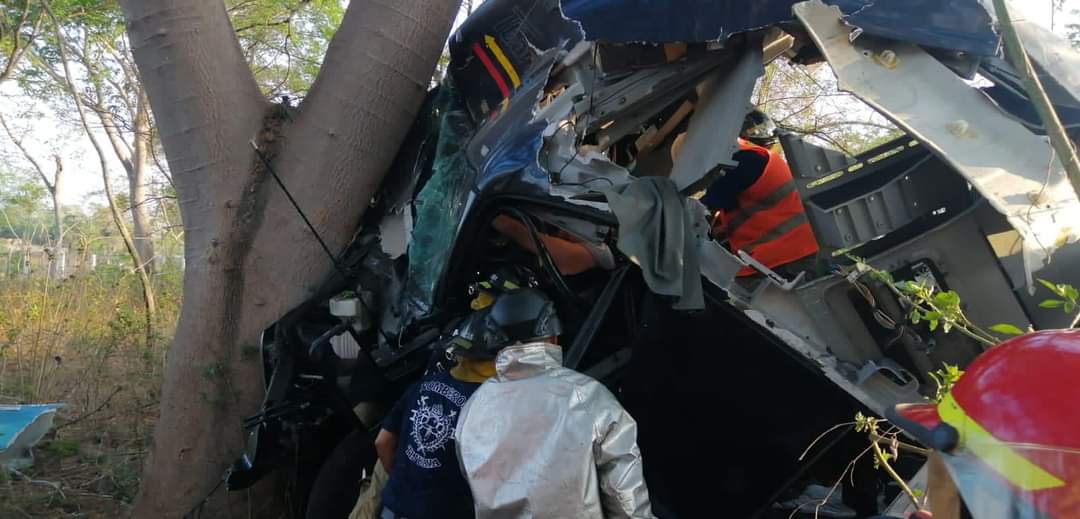 Trailero se accidenta y queda prensado sobre la autopista Tepic-Villa Unión