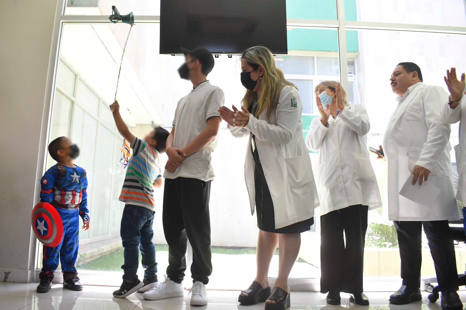 VIDEO | ¡Vencieron el cáncer! Tres niños tocan la “Campana de la Salud” en IMSS de Culiacán