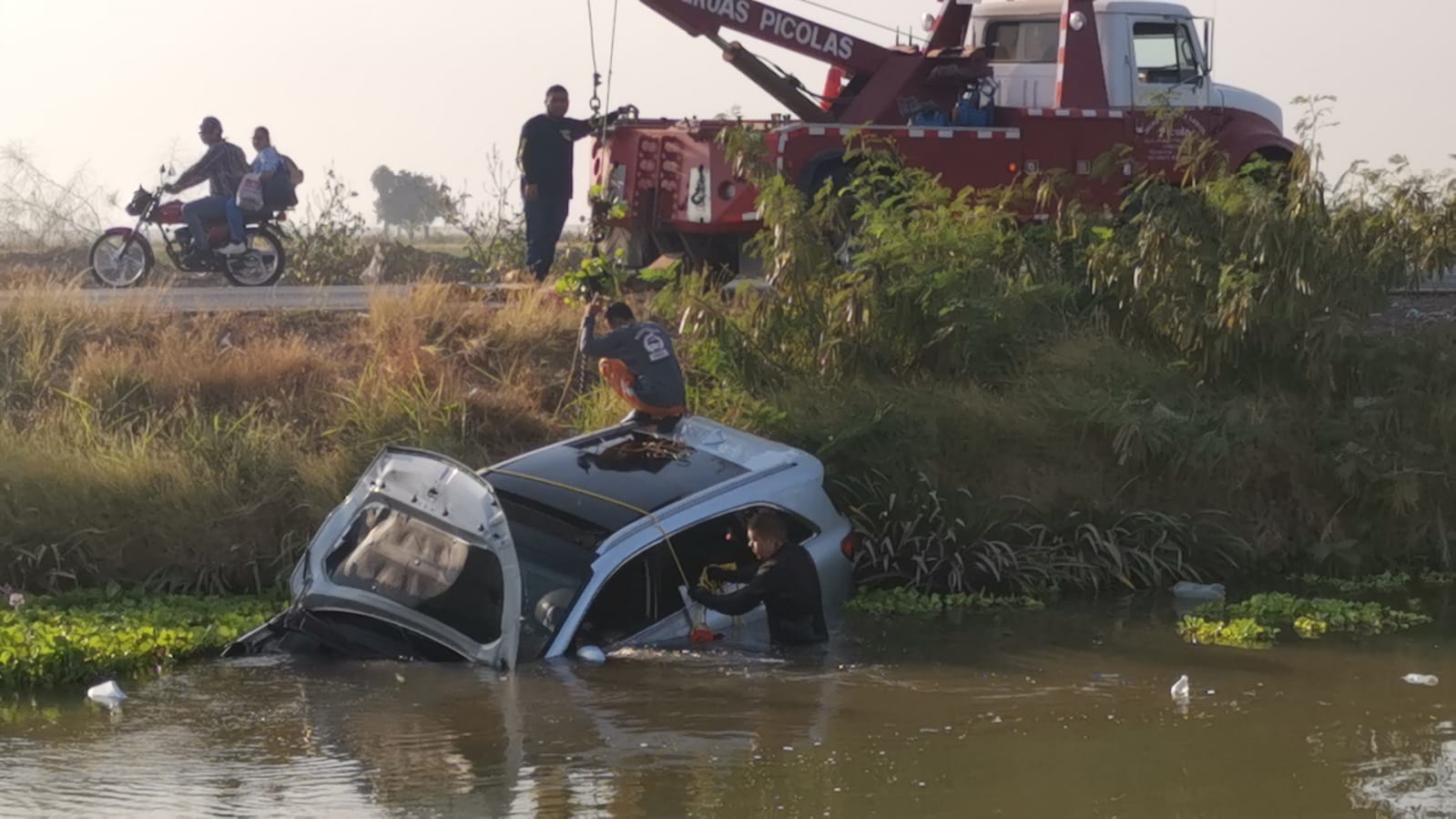 Una mujer sin vida y un lesionado deja accidente tipo ‘canalazo’ en Los Mochis