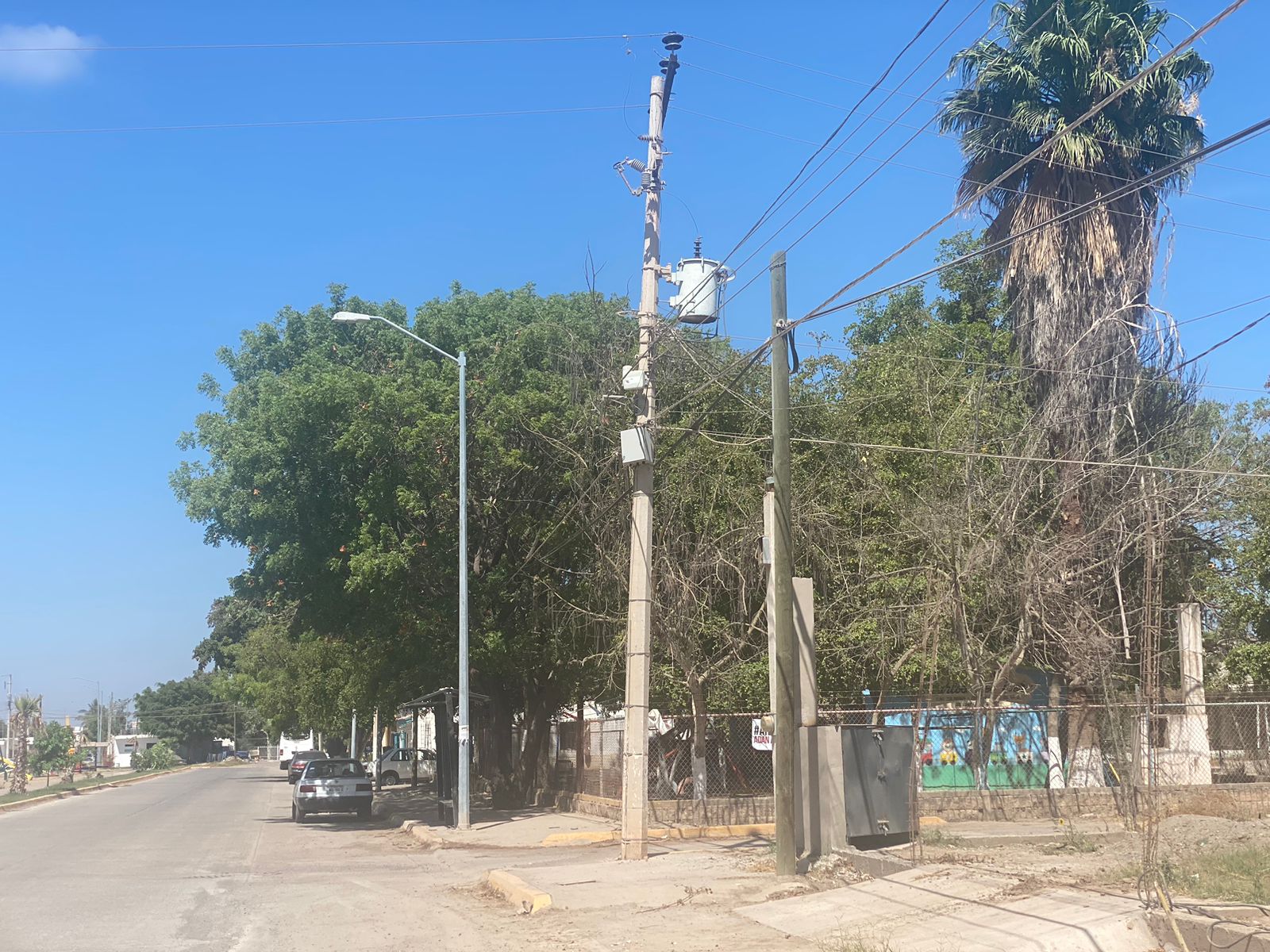 Vecinos de al menos cuatro colonias de Guasave ‘truenan’ contra la CFE; sufren apagones constantes